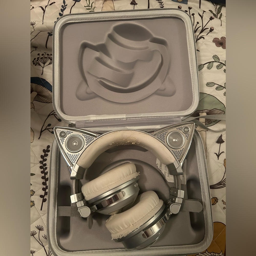 Limited Edition Brookstone Ariana Grande Cat Headphones